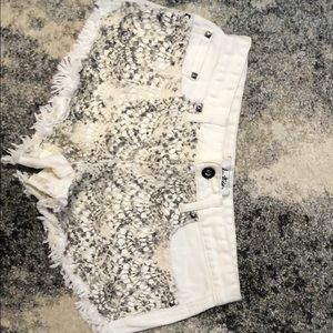 Daytrip denim, detailed shorts. 29